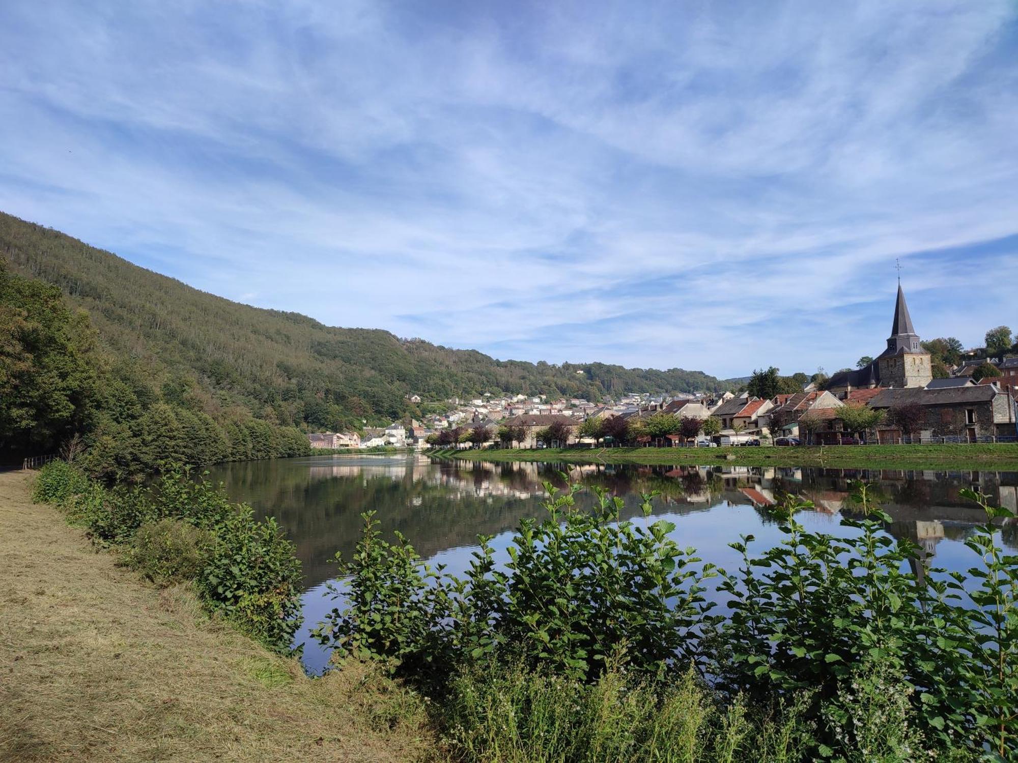 Entre Meuse Et Foret Revin  Eksteriør billede