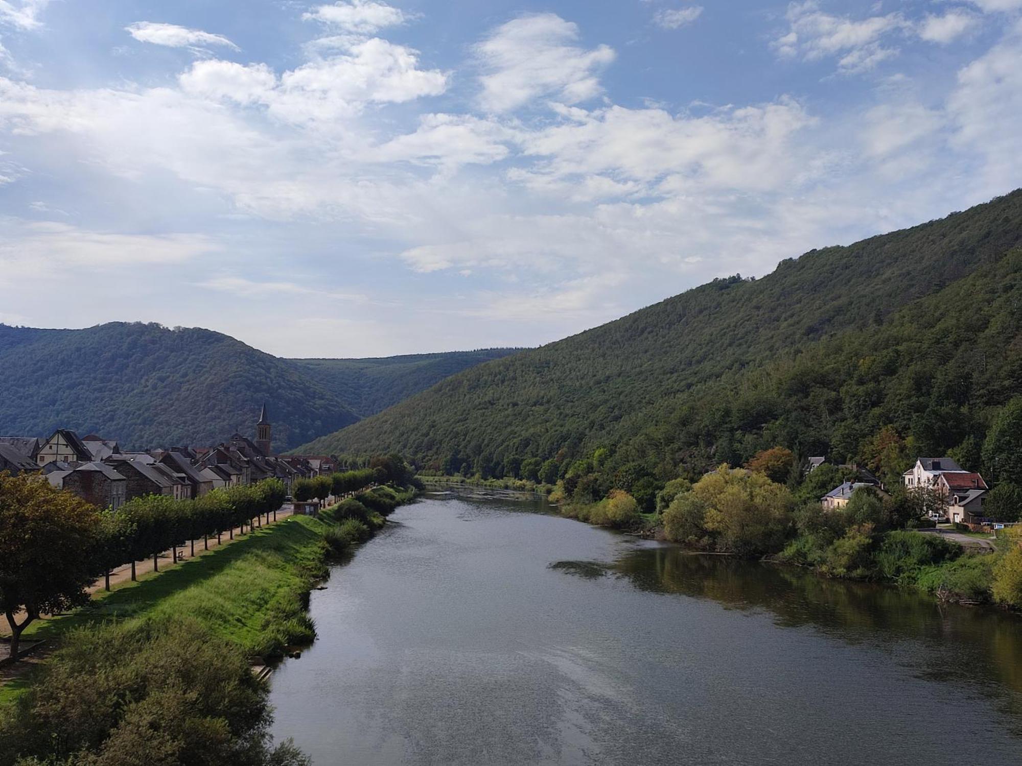 Entre Meuse Et Foret Revin  Eksteriør billede