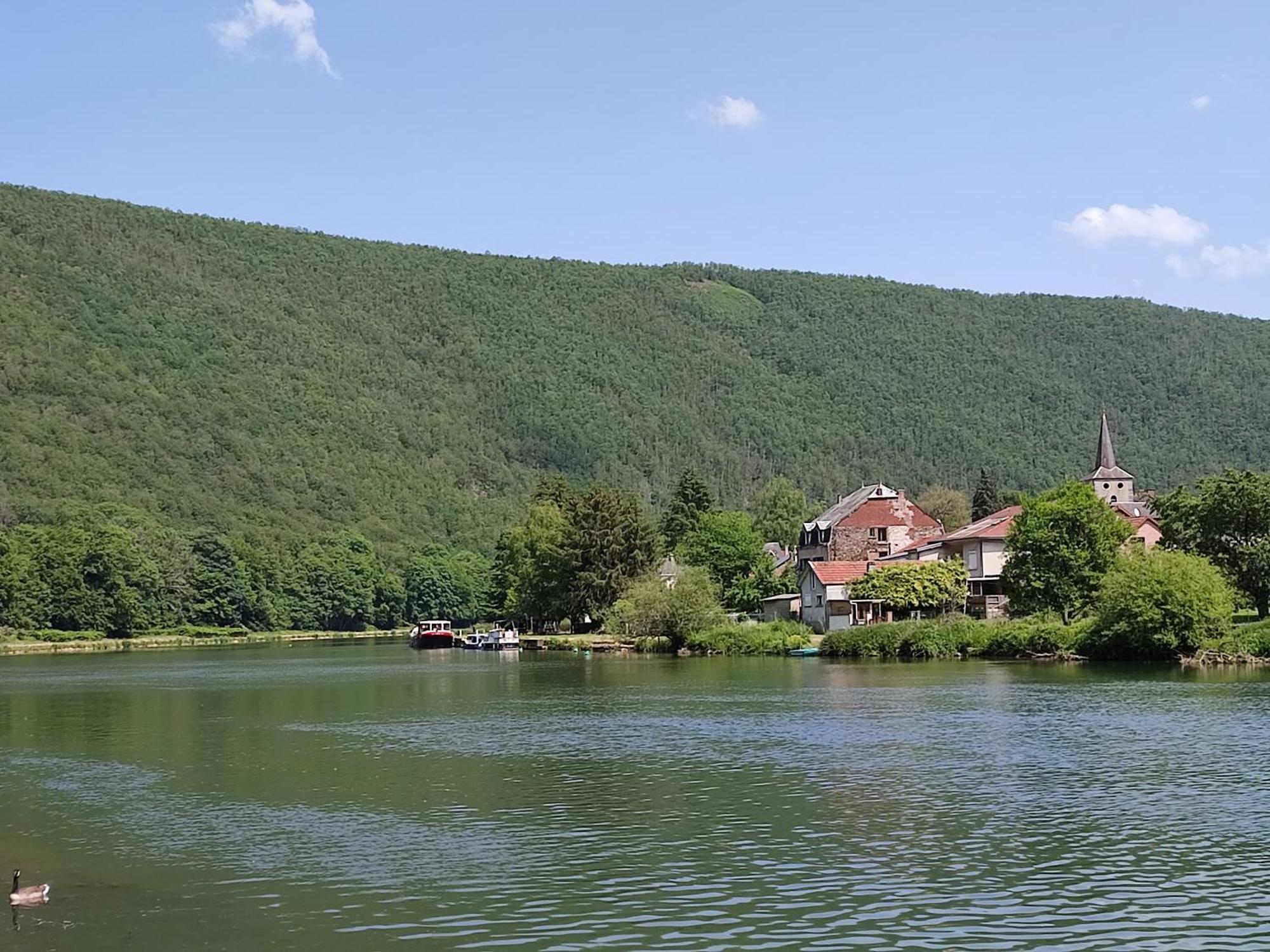 Entre Meuse Et Foret Revin  Eksteriør billede